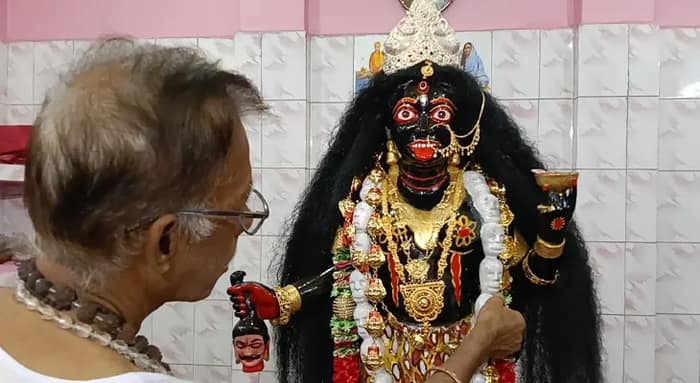 দেবী চৌধুরাণীর শ্মশানকালী মন্দিরে সকাল থেকে পুজোর প্রস্তুতি, মাকে পরানো হল অলঙ্কার