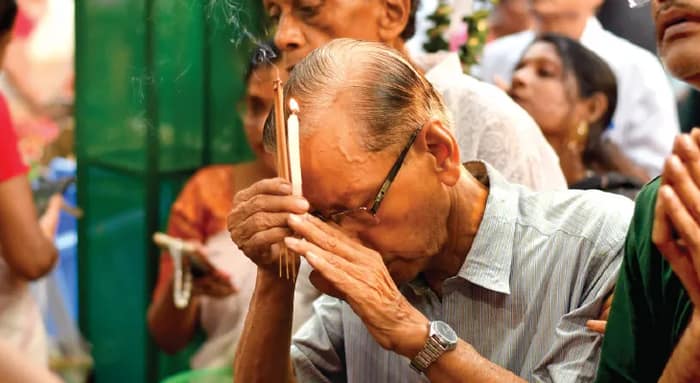 মাতৃ আরাধনায় জাগল শহর, রাত বাড়তেই দাপট শব্দদানবের