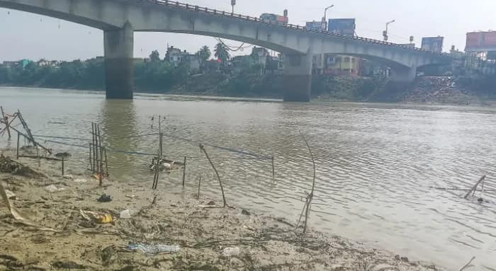এক সপ্তাহ আগেই ‘বুকড’ ছটঘাট, পুরাতন মালদহে জায়গা না পাওয়ায় বাড়ছে চিন্তা