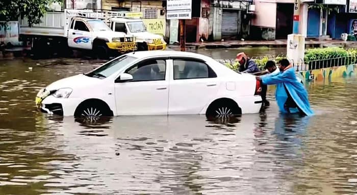 বর্ষণে বিপর্যস্ত তামিলনাড়ু, ফের ভারী বৃষ্টির পূর্বাভাস