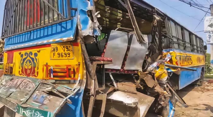 ঢোলাহাটে পথ দুর্ঘটনায় মৃত বৃদ্ধ বিষ্ণুপুরে বাসে ধাক্কা, আহত ১৬