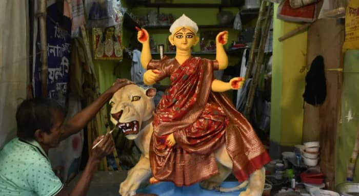 কলকাতায় বাড়ছে জগদ্ধাত্রী পুজো, খুশি কুমোরটুলি