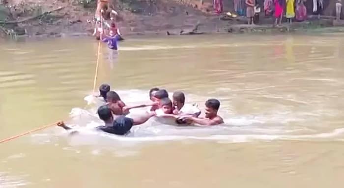 সেতু নেই ওড়িশার আদিবাসী গ্রামে, নদী পেরতে ভরসা দড়ি