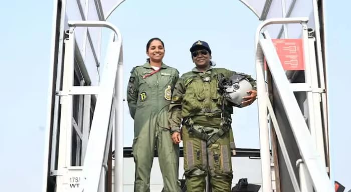 রাফালে সওয়ার হলেন রাষ্ট্রপতি দ্রৌপদী মুর্মু, ছবি দিয়ে বিঁধলেন পাক মিডিয়াকে
