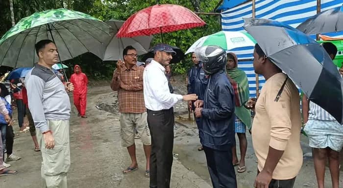 বৃষ্টির জেরে ফের দুর্ভোগে ধূপগুড়ির গধেয়ারকুঠির বাসিন্দারা, এলাকায় গেলেন বিধায়ক
