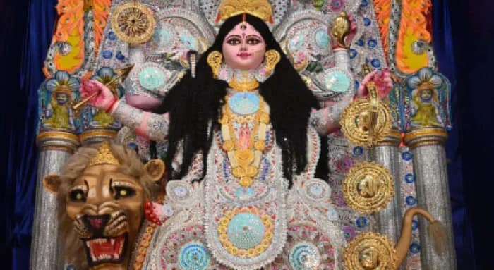 মণ্ডপে টাকার গাছ থেকে জীবন্ত পুতুল,  ভিড়ের রেকর্ড গড়ল রিষড়াও