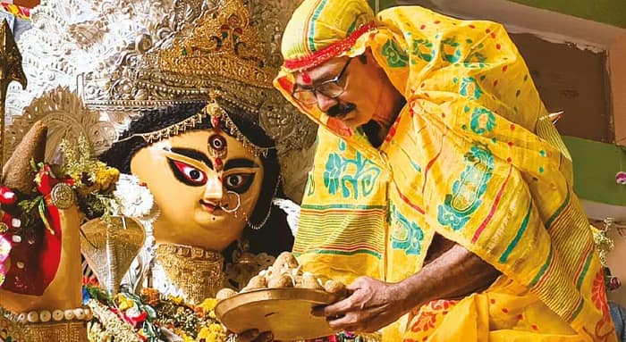ভদ্রেশ্বরে নারীবেশে দেবীবরণ পুরুষদের