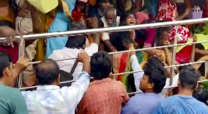 অন্ধ্রপ্রদেশে নবনির্মিত মন্দিরে পদপিষ্ট হয়ে মৃত ৯