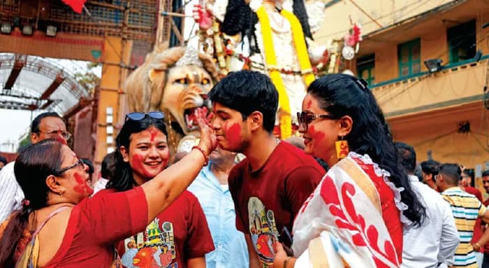 মাটির নীচে কেব্‌ল, আলোর চন্দননগরে জগদ্ধাত্রী শোভাযাত্রা আলো না নিভিয়েই