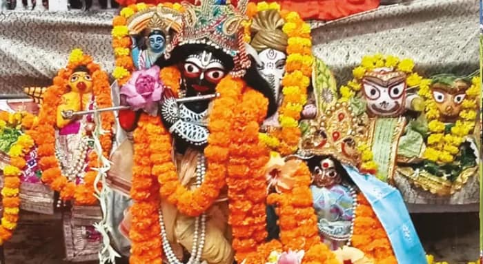 রাত জেগে ক্লান্ত রাধাকৃষ্ণের ঘুম ভাঙে দেরিতে, কাশীপুর রাসবাটিতে বিলি ৭৫ কেজি বাতাসা