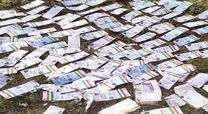 এসআইআর চালু হতেই পানাপুকুরে উদ্ধার  বিপুল সংখ্যক আধার, তোলপাড় পূর্বস্থলী
