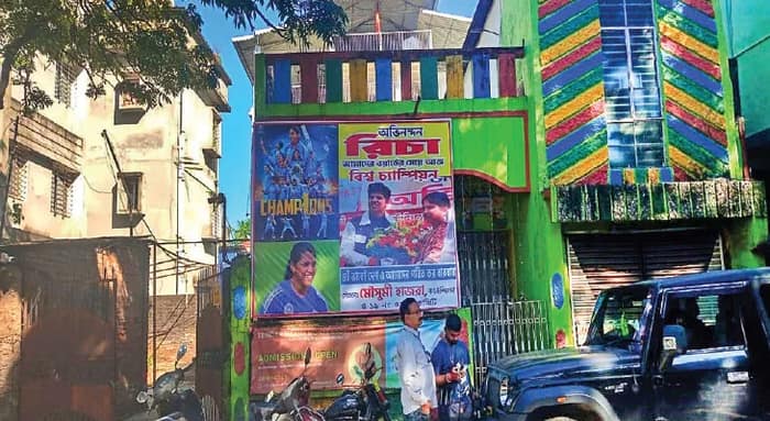 ‘প্র্যাকটিসের জন্য মেলেনি স্টেডিয়াম’, আক্ষেপ রিচার বাবার, প্রিয় খাবারেই সোনার মেয়েকে বরণ মায়ের