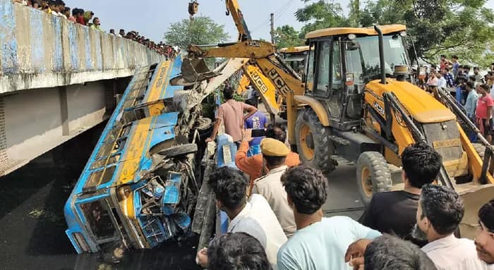 রাজারহাট রোডে ব্রিজ ভেঙে নয়ানজুলিতে বাস, জখম ৫০