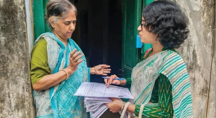 কমিশনের হুঁশিয়ারি সত্ত্বেও ফর্ম বিতরণ নিয়ে বিতর্ক পিছু ছাড়ছে না বিএলওদের