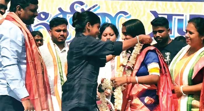 কুলতলির গ্রামে সমলিঙ্গের বিয়ে, দুই তরুণীকে কুর্নিশ জানালেন অভিষেক, এলাকার উন্নতিতে ২৫ লক্ষ টাকা খরচের ঘোষণা
