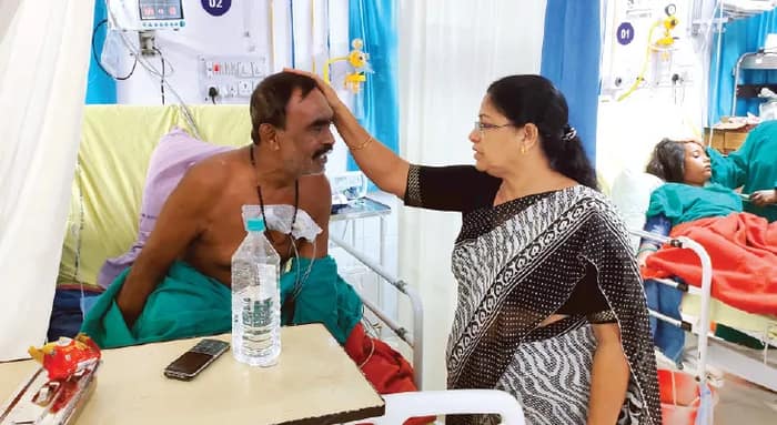 অসুস্থ মতুয়া সদস্যকে দেখতে হাসপাতালে মমতা ঠাকুর, বুধবার থেকে অনশনে যোগ