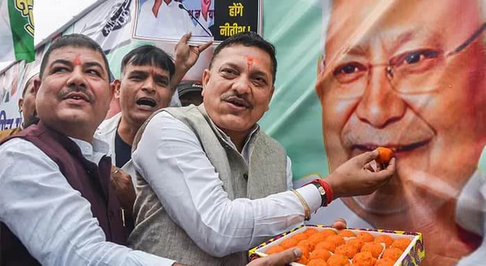 বিহারের বিরোধীদের ধরাশায়ী করে বিপুল আসন পেয়ে জয়ের পথে এনডিএ-র ‘রথ’