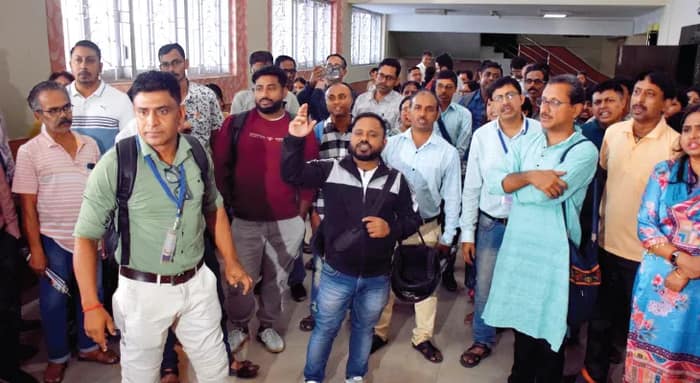 হদিশ নেই রাজ্যের ৫৫ লক্ষ ভোটারের! এসআইআর ফর্ম দিতে তিনবার বাড়ি গিয়েও ফিরে এসেছেন বিএলও