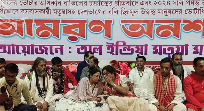 মমতাবালার সঙ্গে ঠাকুরবাড়িতে মতুয়াদের অনশনে যোগ মন্ত্রী স্নেহাশিস চক্রবর্তী ও শশী পাঁজার