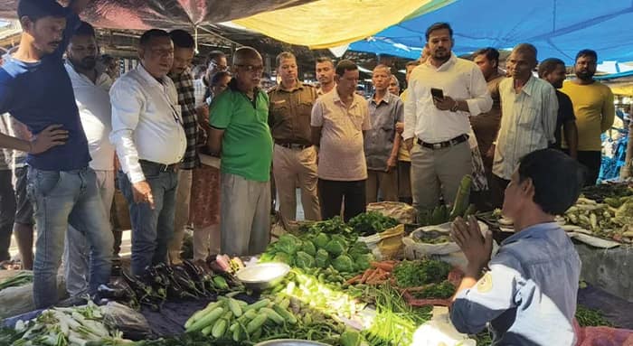 জলপাইগুড়ির ময়নাগুড়ি বাজারে লাগামছাড়া সবজির দাম, অভিযানে প্রশাসনিক আধিকারিকরা