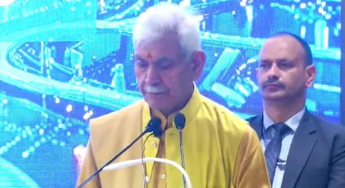 জম্মুর সভায় বক্তব্য রাখছেন জম্মু-কাশ্মীরের লেফটেন্যান্ট গভর্নর মনোজ সিনহা