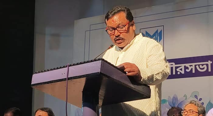 ময়নাগুড়ি পুরসভার নতুন চেয়ারম্যান মনোজ রায়ের শপথ