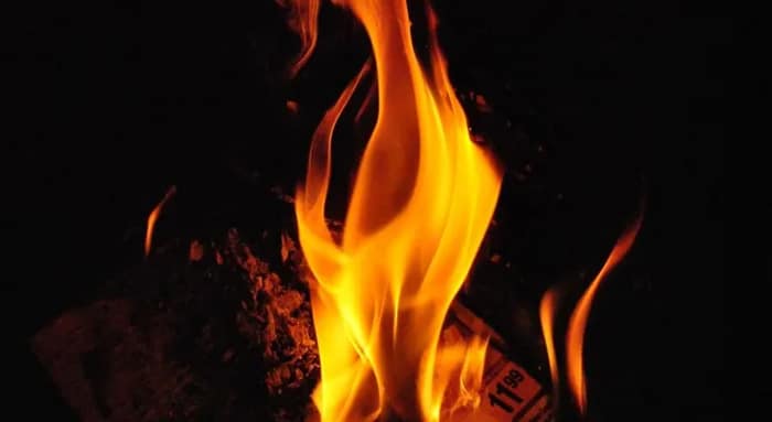 বুধবার গভীর রাতে কাঁকুড়গাছির ঘোষ বাগান এলাকায় অক্সিজেন সিলিন্ডারের গোডাউনে আগুন, ঘটনাস্থলে দমকলের ১৫ টি ইঞ্জিন