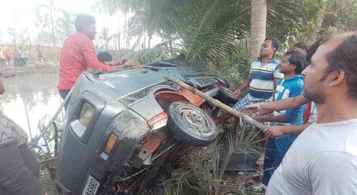 বেপরোয়া গতির পুলকার পুকুরে, মর্মান্তিক মৃত্যু তিন পড়ুয়ার