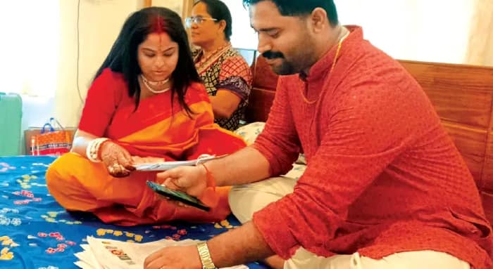 পাশে বসে রয়েছে নববধূ, বউভাতের দিনেও ইনিউমারেশন ফর্ম ডিজিটাইজেশনে ব্যস্ত পাত্র