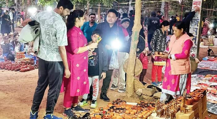 শীত পড়তেই জমে উঠেছে বিষ্ণুপুরে পোড়ামাটির হাট, কেনাকাটায় ভিড়