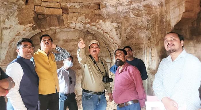 ভ্লগারদের দাপাদাপিতে বন্ধ শালবনীর রানি শিরোমণির গড় সংস্কারের কাজ