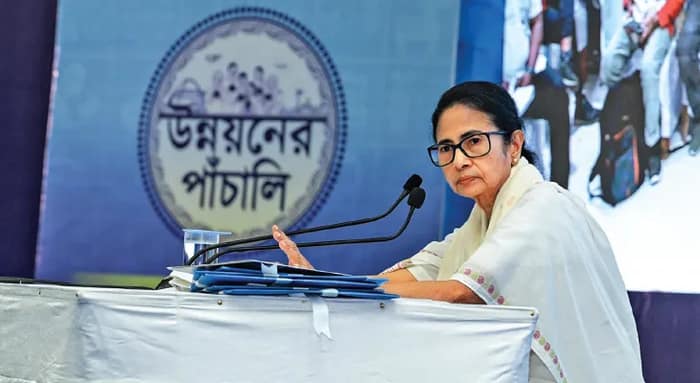 ডিটেনশন ক্যাম্প হবে না, কেন্দ্রকে হুঁশিয়ারি মমতার, উন্নয়ন অস্ত্রে ভোটের দামামা