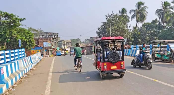 সন্ধ্যা নামলে অন্ধকারে ডোবে সূর্যপুর সেতু, ঘটছে দুর্ঘটনাও