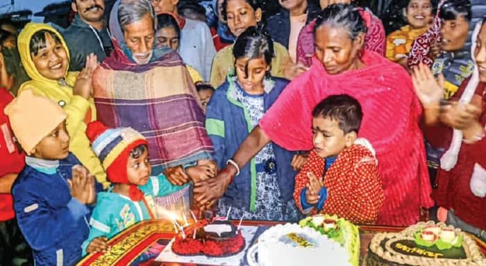 জন্মদিনেই পুলিশের হাত ধরে ঘরে ফিরল নিখোঁজ নাবালিকা, কেক কেটে উদযাপন
