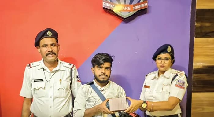 ঘড়ির অর্ডার করতে গিয়ে চুরির  কিনারা মহিলা পুলিশ অফিসারের
