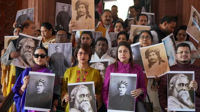 বঙ্কিমচন্দ্র চট্টোপাধ্যায়, রবীন্দ্রনাথ ঠাকুরের ছবি হাতে সংসদের বাইরে বিক্ষোভ তৃণমূল সাংসদদের