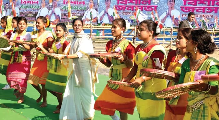 পঞ্চানন বর্মার মূর্তি ছুঁয়ে ‘বাংলাকে রক্ষা’র শপথ, টাকা দিয়ে ভোট কিনি না: মমতা