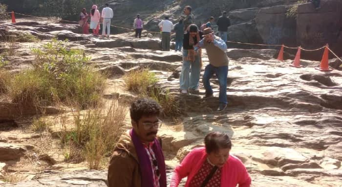 ঝাড়গ্রামে নীলকরদের বনভোজনস্থল ঘাগড়া জলপ্রপাতে শীতের মরশুমে ঢল পর্যটকদের