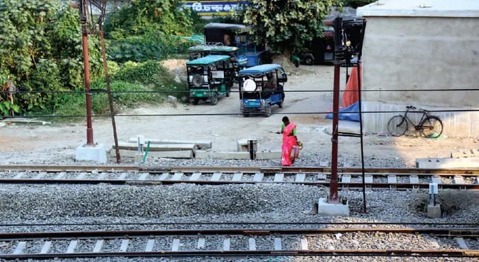 লাইন পেরিয়ে টিকিট কাউন্টারে গেলেই দিতে হয় ফাইন, ক্ষোভ