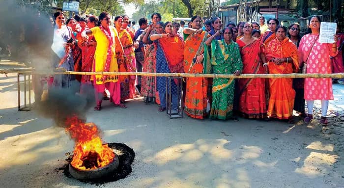 বেহাল রাস্তা সংস্কারের দাবি, টায়ার জ্বালিয়ে পথ অবরোধ পতিরামজোতে