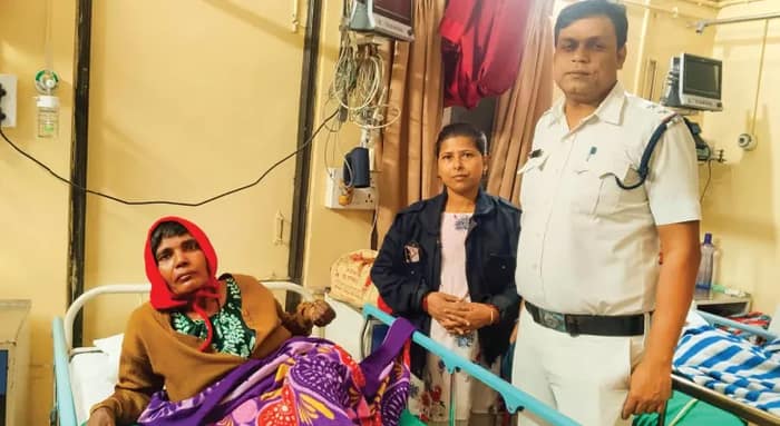 রাস্তা থেকে অসুস্থ মহিলাকে উদ্ধার করে বাগদায় ফেরাল পুলিশ