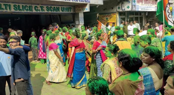অবশেষে চেয়ারম্যান পদ ছাড়লেন গোপাল, আস্থা ভোটেও ভরাডুবি, সবুজ আবির উড়িয়ে উচ্ছ্বাস বনগাঁয়