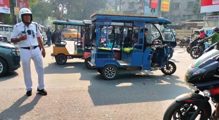 কাজিপাড়া ক্রসিংয়ে সিগন্যাল মানার বালাই নেই, ট্রাফিক অব্যবস্থা নিয়ে ক্ষুব্ধ বাসিন্দারা