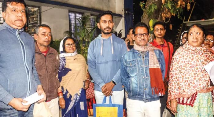 রাতে বিএলওর বাড়িতে হামলা, খড়দহ থানায় বিক্ষোভ বাসিন্দাদের