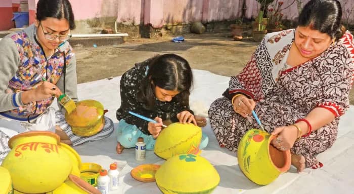 মোয়া বানিয়ে স্বনির্ভর হচ্ছেন বাড়ির বধূরাও
