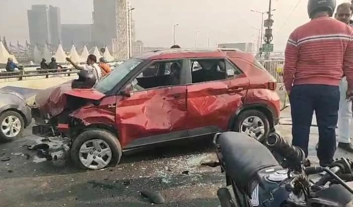 সাতসকালে মা উড়ালপুলে গাড়ি ও বাইকের সংঘর্ষ, গুরুতর আহত দু'জন