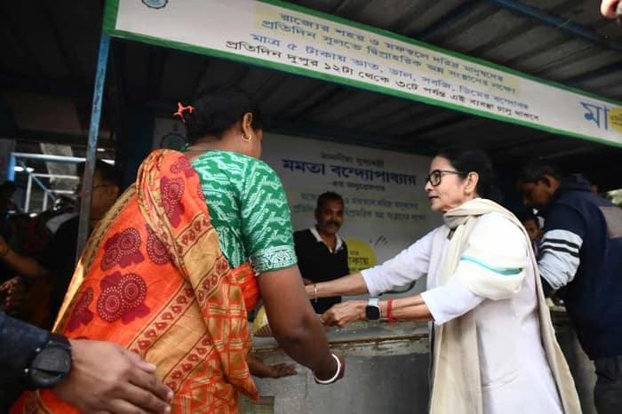 এসএসকেএম - এর মা ক্যান্টিনে মুখ্যমন্ত্রী মমতা বন্দ্যোপাধ্যায়