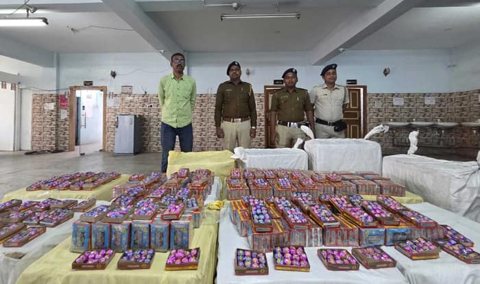 বারাকপুরের শিবদাসপুর থানা এলাকায় ৫১০ কেজি নিষিদ্ধ শব্দবাজি বাজেয়াপ্ত