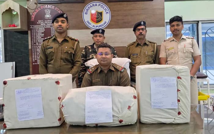আলিপুরদুয়ারের বীরপাড়ার এক বাড়িতে হানা দিয়ে বিপুল পরিমানে নেশার ক্যাপসুল বাজেয়াপ্ত করল পুলিশ