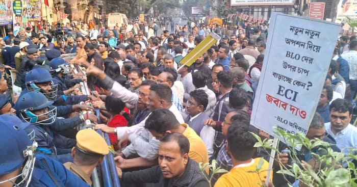নির্বাচন কমিশনের দপ্তরের সামনে বিএলওদের বিক্ষোভ